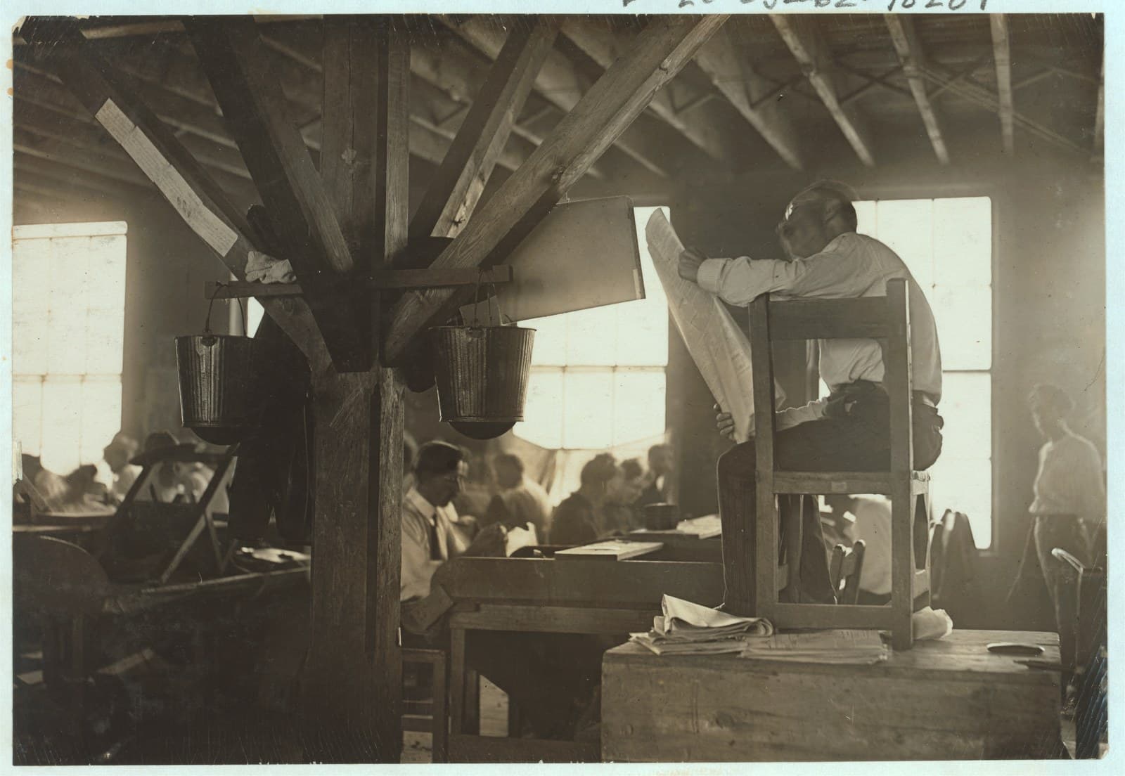 A reader on his platform in a Tampa cigar factory, January 1909, photographed by Lewis Hine for the National Child Labor Committee
